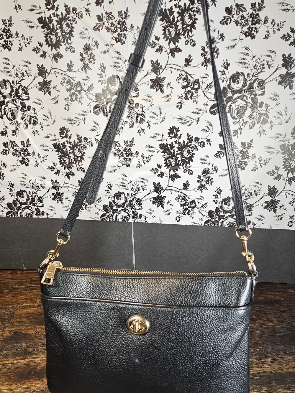 Coach Small Black Pebbled Crossbody Bag Gold Hardware Zip Turn Lock Pockets